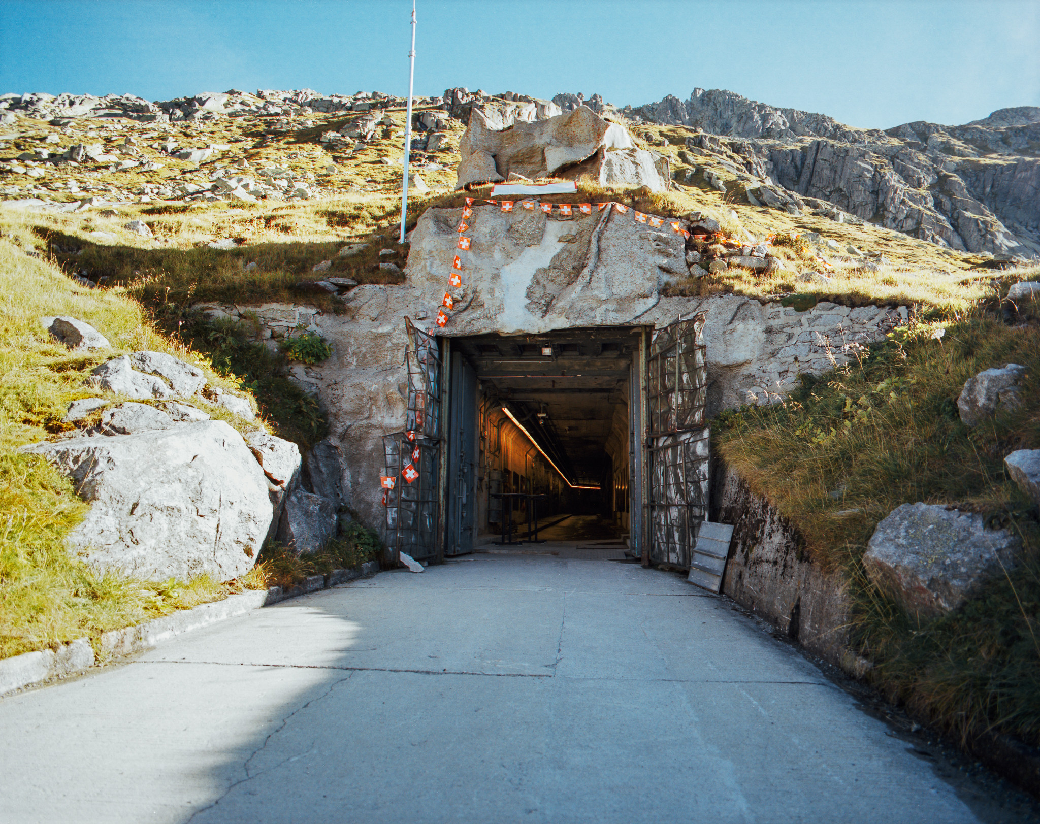Секретная база. Секретные бункеры второй мировой войны в Альпах. «Военные бункеры в горах Швейцария». Убежище в горах. Военный бункер.
